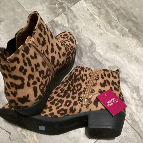 Women’s Size 7.5 Booties Leopard Print - Picture 3 of 6